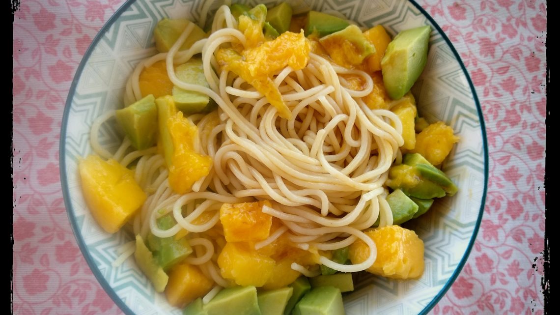 Pasta con mango y aguacate